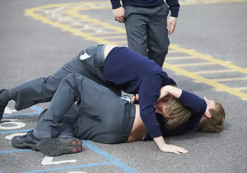 Prezentatorul TV Dan Negru cere exmatricularea „elevilor-problemă” și are mii de susținători pe rețelele sociale. Experții și studiile arată că nu funcționează