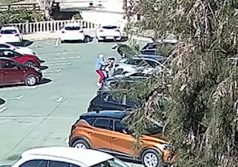 Româncă filmată când tâlhărește violent un bătrân, ziua-n amiaza mare, într-o parcare dintr-un orășel spaniol | VIDEO