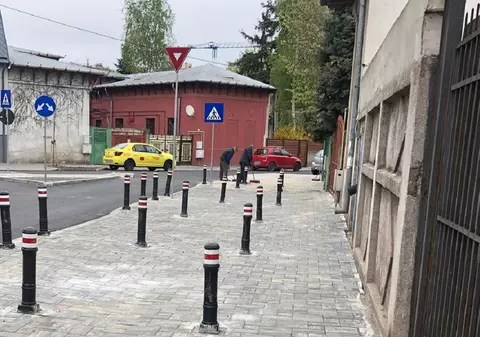 Trotuar plin de stâlpișori, în Sectorul 2. „Era vechi și urât, am făcut nou și urât”. Cum explică primarul amenajarea