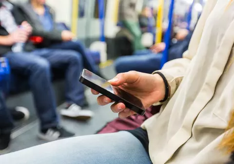 „Luxul zilelor noastre ar fi să ne aruncăm telefoanele mobile în mare”