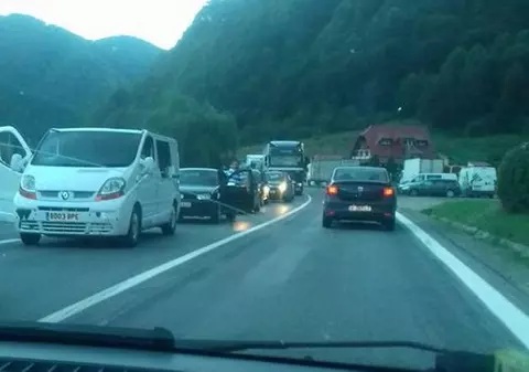 Traficul pe centura Călimăneşti, reluat după două zile. Circulaţia a fost oprită din cauza căderilor de pietre de pe versanţi