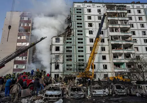 Imagini cu urmările atacului masiv al Rusiei asupra unor orașe ucrainene, din timpul nopții. Cum arată acum blocul lovit de o rachetă