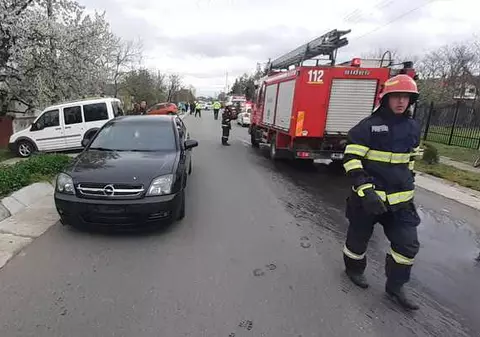 O fetiță de 10 ani a murit, după ce a fost lovită de o mașină pe un drum județean din Vâlcea
