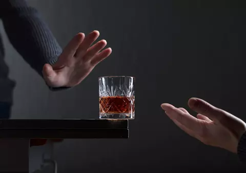 Este mai sănătos să bei puțin decât să nu bei deloc? Ce spun trei cercetători și un nutriționist 