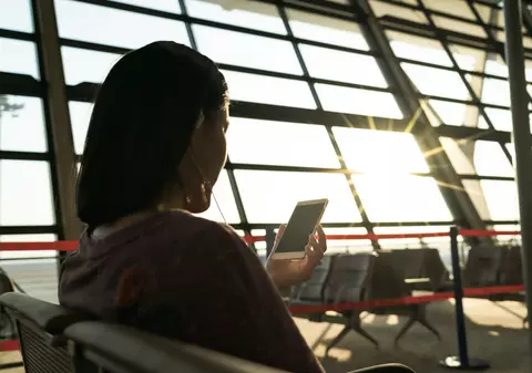 Departe de România care nu i-a oferit mai nimic. Ce mi-a povestit o prietenă cu două diplome de facultate, plecată în Anglia să îngrijească bătrâni