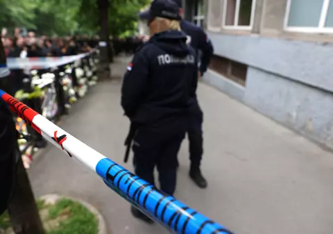 Un nou atac armat într-o școală din Belgrad. O fostă elevă a înjunghiat o profesoară și o altă elevă de 16 ani