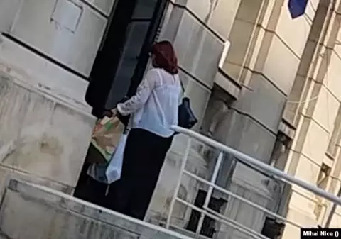 Deputatul Emanuel Ungureanu a sesizat DNA după imaginile cu șefi ai unui spital care intră cu pungi în Ministerul Sănătății