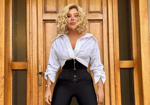 Loredana Groza, apariție controversată într-un club de la malul mării. Bărbații din public au aruncat cu bani, iar fanii au criticat-o dur. „E foamete”