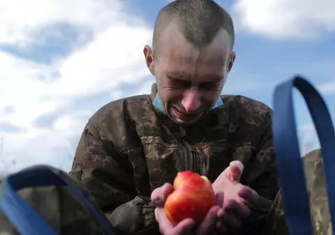 A primit un măr și a început să plângă. Soldatul ucrainean tocmai fusese salvat din captivitatea rusească, după un schimb de prizonieri