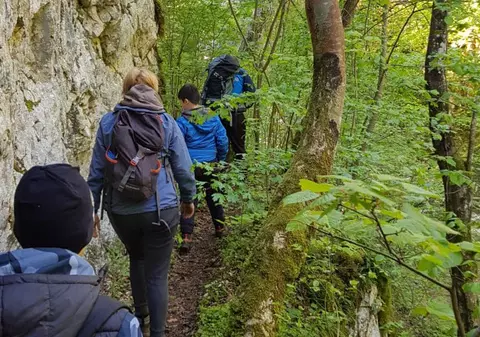 5 adulți cu cinci copii, recuperați de jandarmi, după ce s-au rătăcit în Cheile Carașului și au dormit în pădure