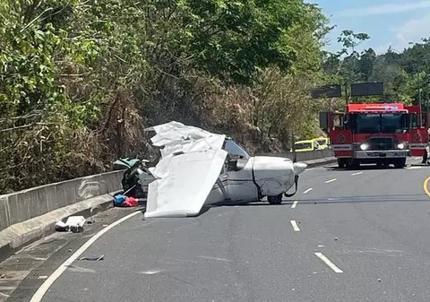 Un avion Cessna s-a prăbușit pe o autostradă din Panama. Cei patru oameni aflați la bord au scăpat teferi