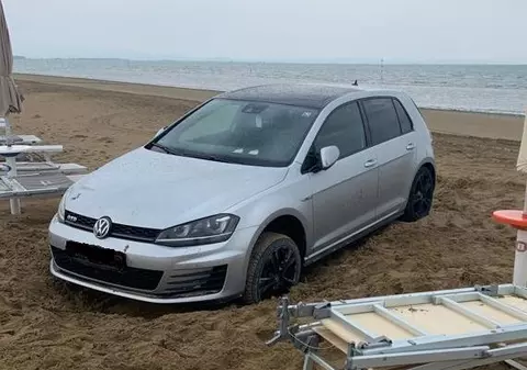 „Am greșit drumul”. Un șofer român a rămas blocat cu mașina pe o plajă din Italia