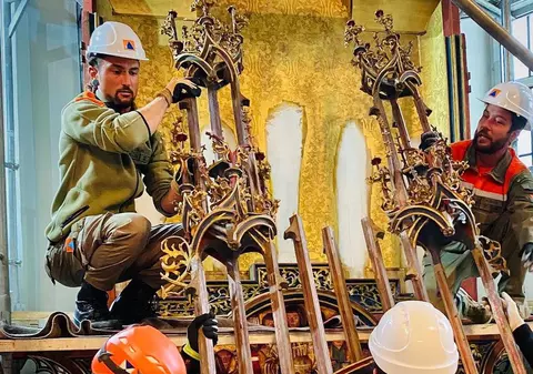 Altar vechi de 500 de ani, demontat bucată cu bucată, în trei zile, și mutat din biserica din Brienz, satul elvețian în pericol să fie înghițit de o alunecare de teren