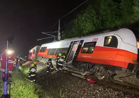 Un tren a deraiat în Austria, după o alunecare de teren. Mecanicul a fost rănit