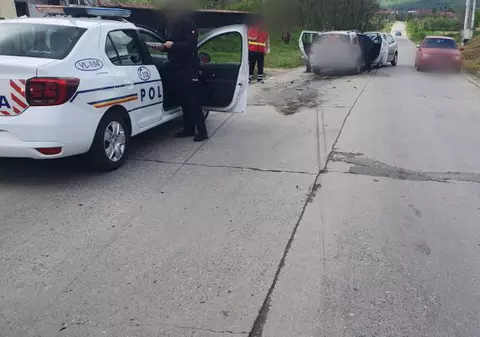 O ambulanță cu trei pacienți s-a lovit de o mașină în care se afla o gravidă, în Vâlcea. Cinci persoane au fost transportate la spital