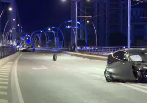 Patru persoane rănite, într-un accident pe Pasajul Basarab din Bucureşti. Două mașini s-au ciocnit violent