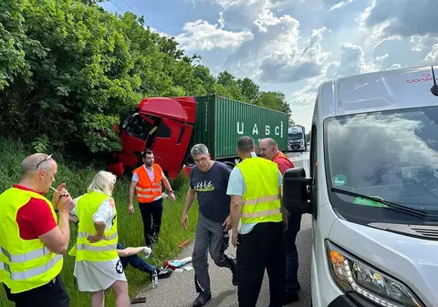 Un tânăr șofer român de TIR a salvat un coleg blocat în cabina care fumega, în Germania: „Țipam la el să se trezească, credeam că doarme”