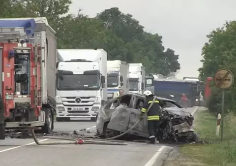 Doi români au murit în Bulgaria, după ce au intrat într-un TIR, în timpul unei depășiri. În urma impactului, mașina a luat foc