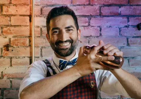 Un român a fost desemnat cel mai bun barman din Spania. Regele Felipe al VI-lea s-a numărat printre clienţii săi