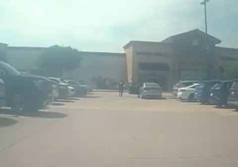Bărbatul care a ucis 8 oameni într-un centru comercial din Texas a fost filmat chiar când începe să tragă în mulțime