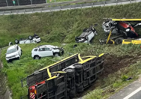 Dacii Duster împrăștiate pe câmp, la ieșirea de pe Autostrada Vestului, în Arad. Șoferul care le transporta pe platformă a murit la spital