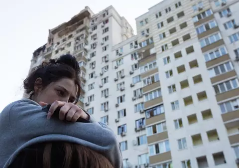 Imagini cu urmările noului atac cu drone lansat de Rusia asupra Kievului. Bilanțul victimelor