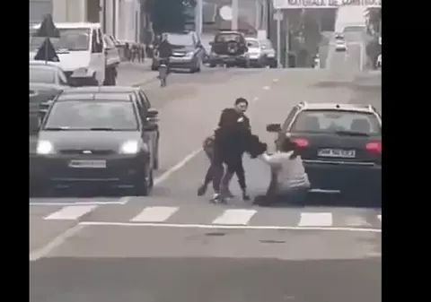 Trei femei au fost filmate cum coboară din mașini și își smulg părul din cap în mijlocul străzii, la Ocna Șugatag, în Maramureș