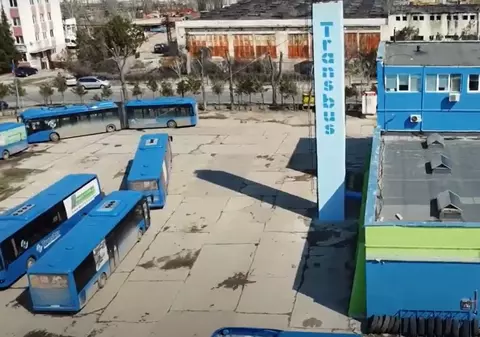 Un șofer din Buzău a murit strivit între două autobuze, după ce nu l-a scos pe al lui din viteză și nici n-a tras frâna de mână