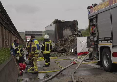 O grămadă de cenușă, atât a rămas din cabina unui TIR care a luat foc pe o autostradă din Germania. Șoferul a murit carbonizat