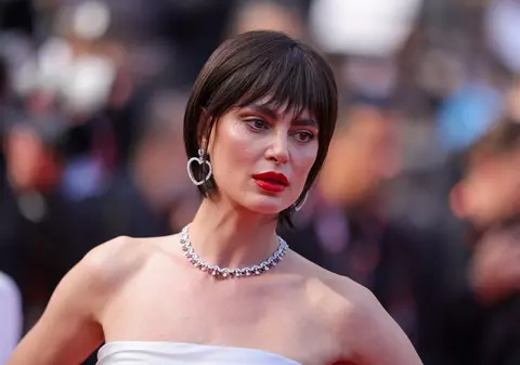Catrinel Marlon, lecție de eleganță la Cannes 2023. Cum a apărut pe covorul roșu și la o petrecere alături de Naomi Campbell