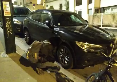 Un român „eco-extremist” a dezumflat cauciucurile la zeci de SUV-uri, în Austria, una dintre mașini a lovit apoi un om pe trotuar