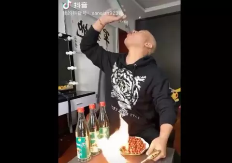Un influencer din China a fost găsit mort după ce s-a filmat live în timp ce bea o cantitate uriașă de alcool, într-o provocare pe rețelele de socializare