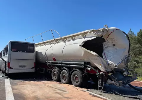 Un autocar plin cu muncitori străini a spart o cisternă, 52 de oameni au ajuns la spital după accidentul din Germania