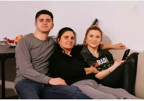 Imagine rară cu Cristina Ciobănașu și părinții biologici. Actrița s-a emoționat când și-a văzut tatăl: „Echipa a fost în formulă completă”