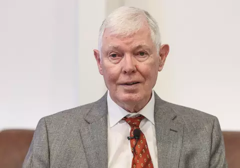 INTERVIU „Ca să primiți pașapoartele, vrem dovada că soţia nu are tenişi împrumutați de la sala de sport a Universităţii  Bucureşti”. Viața în țara lui Ceaușescu a unui cunoscut istoric britanic, devenit român la 76 de ani