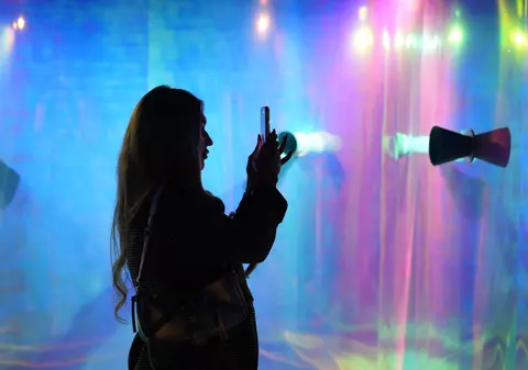 IQOS și Romanian Design Week te invită să descoperi instalația „Echoes of Presence” între 12-28 mai în Piața Amzei din București