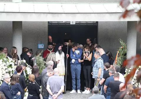 Ema, fiica de 14 ani a antrenorului sârb al echipei de volei din Zalău, s-a pus în fața băiatului care trăgea cu pistolul în colegi, potrivit presei sârbe