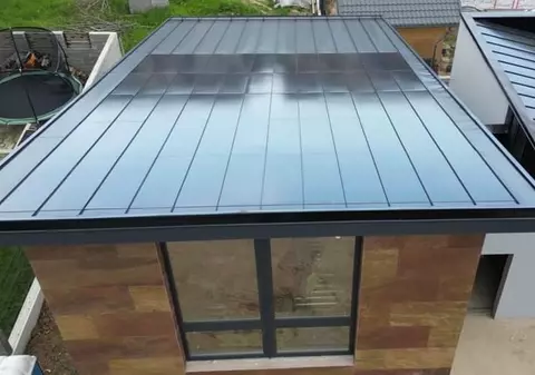 Primii paşi spre un viitor sustenabil în construcţii: Metigla a instalat primul acoperiș solar cu celule fotovoltaice integrate din România