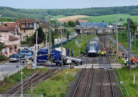 Un camion românesc a rămas blocat pe șine, în Franța. Șoferul s-a dat jos și s-a salvat înainte ca trenul să lovească în plin semiremorca