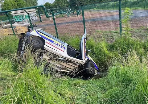 O adolescentă de 16 ani, găsită în viață în mașina în care au decedat trei polițiști, într-un accident cu 4 morți, în Franța