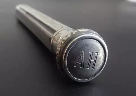 Un creion placat cu argint, pe care Eva Braun i l-a oferit lui Adolf Hitler, va fi vândut la licitație pentru aproximativ 80.000 de lire