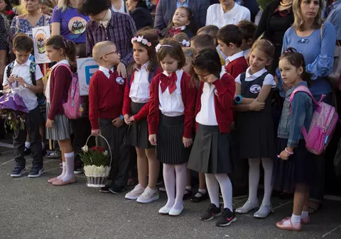 Noua lege a educației limitează înscrierea în clasa pregătitoare pentru copii de 6 ani, nu mai mici. Fondatorul Dexonline protestează