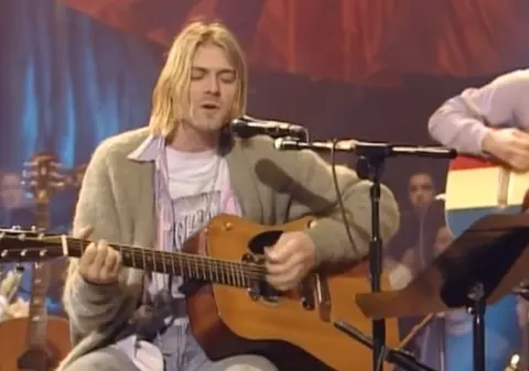 O chitară spartă de Kurt Cobain pe scenă, vândută la licitație cu o sumă de 10 ori mai mare decât se estima