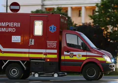 Doi tineri de 28 de ani au murit pe loc după ce au intrat cu motocicleta într-un TIR, în Buzău