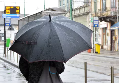 Cod galben de ploi torențiale și vijelii în șase județe din țară, până miercuri. Cum va fi vremea la București