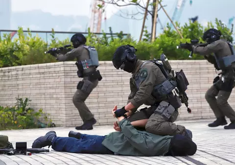 Poliția chineză a destructurat o reţea de contrabandă care aducea aur din Rusia cu drone