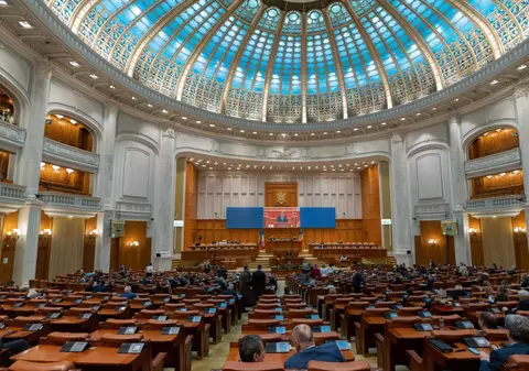 Propunerea USR ca şi parlamentarii să treacă prin filtrul de securitate de la intrarea în Parlament, amânată