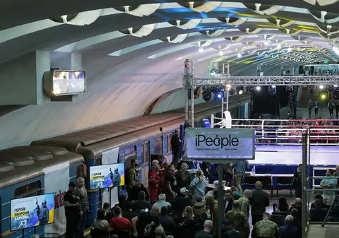 Turneu de box în cinstea „apărătorilor patriei”, găzduit de metroul din Harkov, care a servit drept adăpost de bombardamente