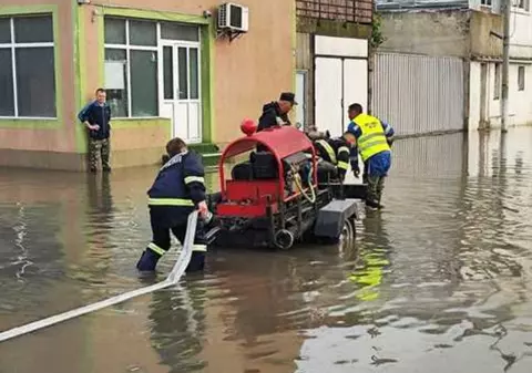 Zeci de locuinţe au fost inundate în Galaţi şi Timişoara, după ploile torenţiale