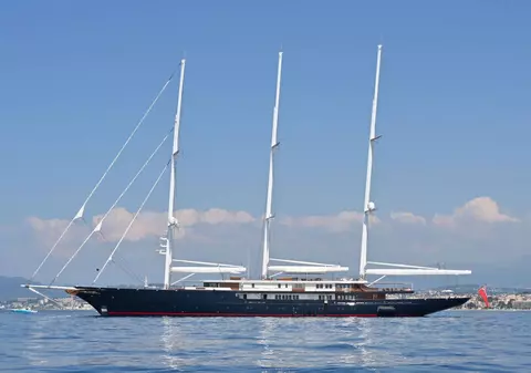 Koru, super-iahtul „ecologic” de jumătate de miliard al lui Jeff Bezos, are propriul iaht care îl însoțește peste tot